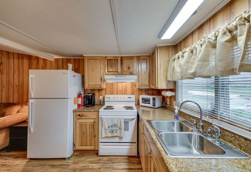 Eufaula Retreat: Community Pool & Screened Porch!