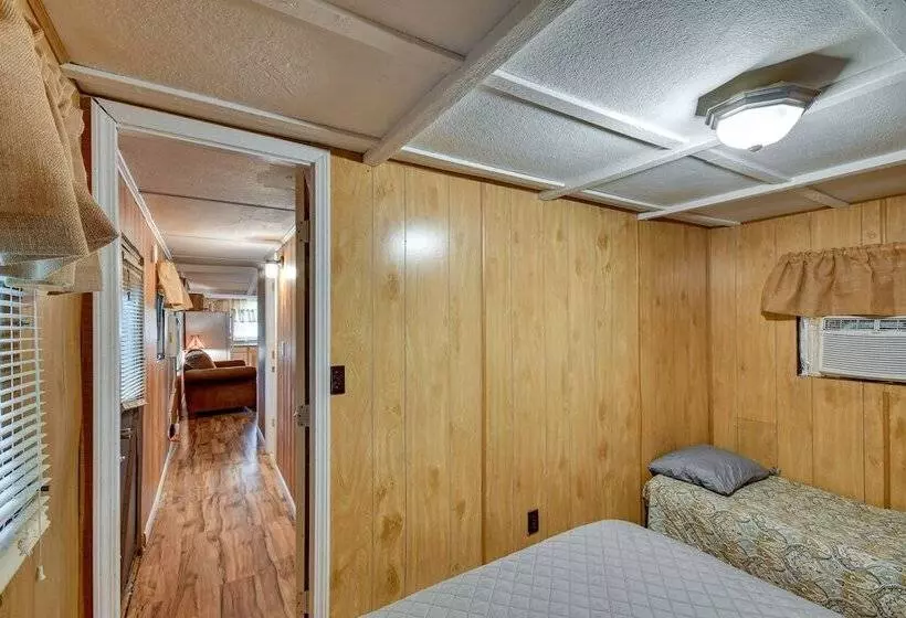 Eufaula Retreat: Community Pool & Screened Porch!