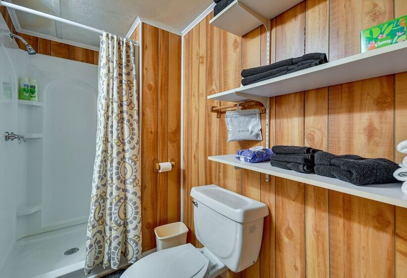 Eufaula Retreat: Community Pool & Screened Porch!