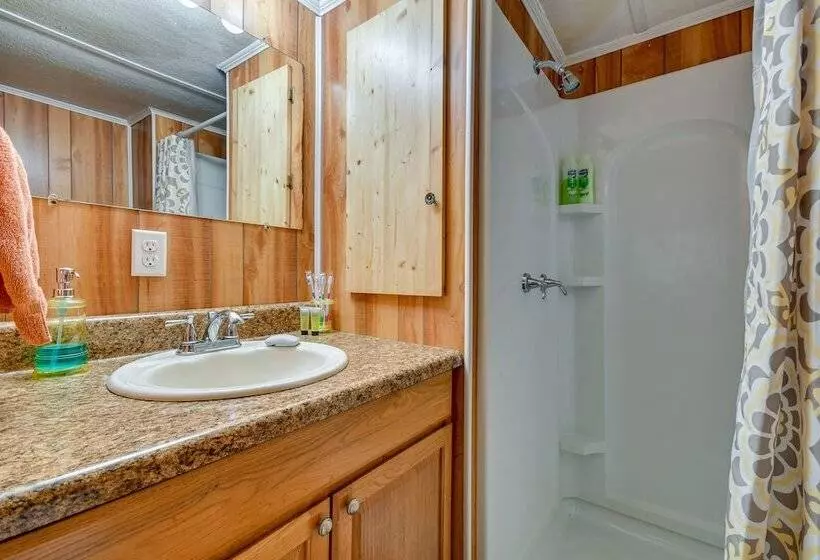 Eufaula Retreat: Community Pool & Screened Porch!