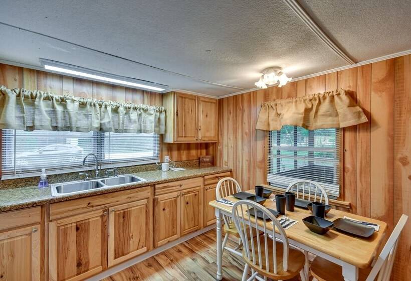 Eufaula Retreat: Community Pool & Screened Porch!