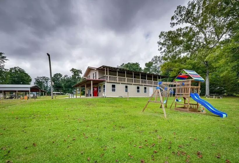 Eufaula Retreat: Community Pool & Screened Porch!