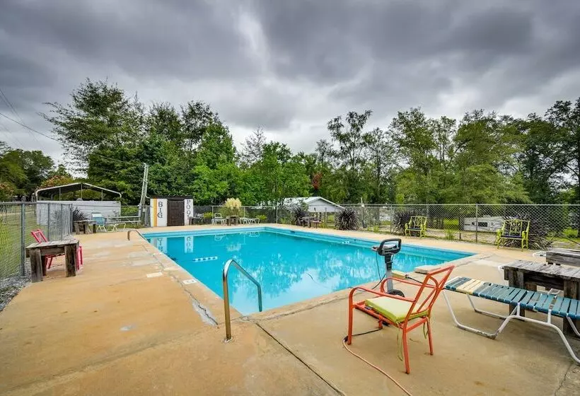 Eufaula Retreat: Community Pool & Screened Porch!