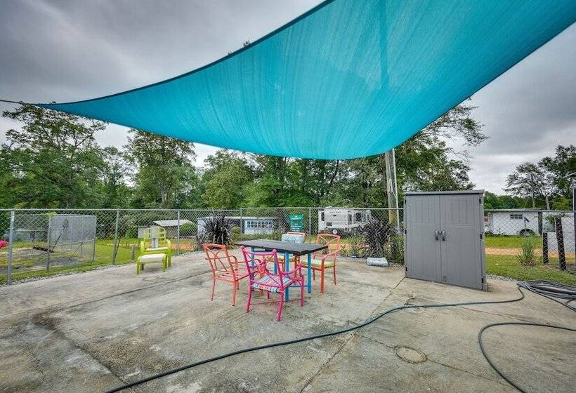 Eufaula Retreat: Community Pool & Screened Porch!