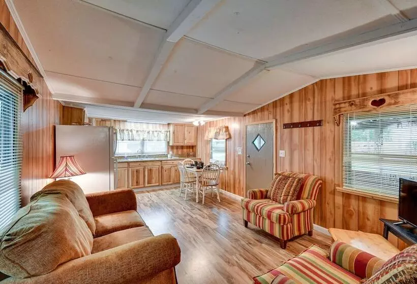 Eufaula Retreat: Community Pool & Screened Porch!