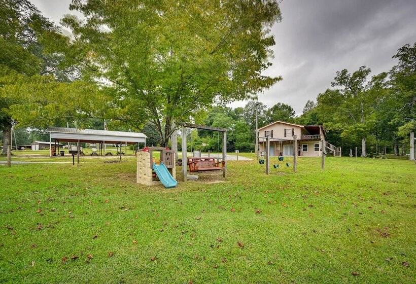 Eufaula Retreat: Community Pool & Screened Porch!