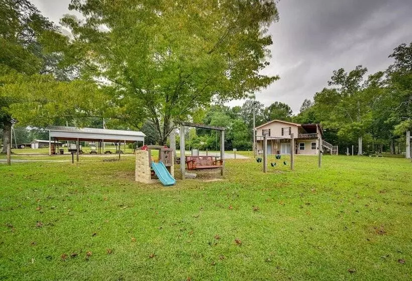 Eufaula Retreat: Community Pool & Screened Porch!