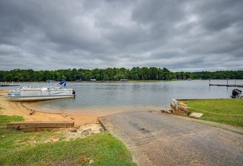 Eufaula Retreat: Community Pool & Screened Porch!