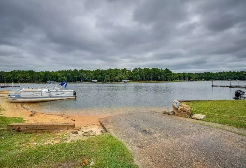 Eufaula Retreat: Community Pool & Screened Porch!