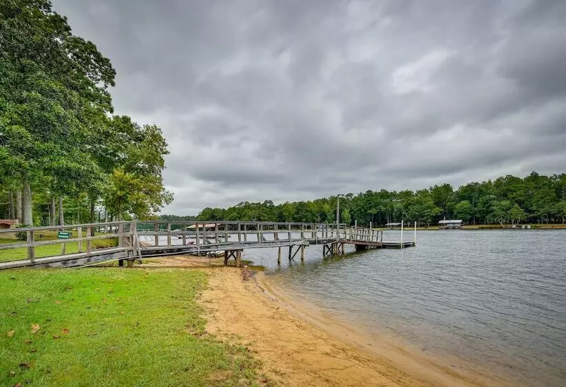Eufaula Retreat: Community Pool & Screened Porch!