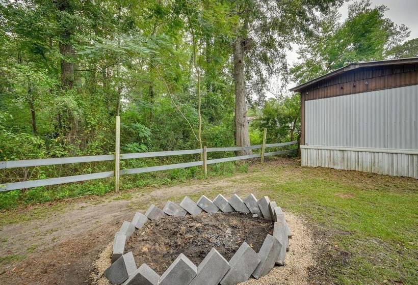 Eufaula Retreat: Community Pool & Screened Porch!