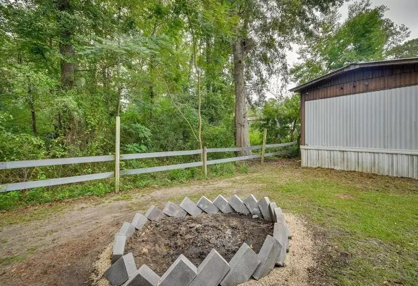 Eufaula Retreat: Community Pool & Screened Porch!