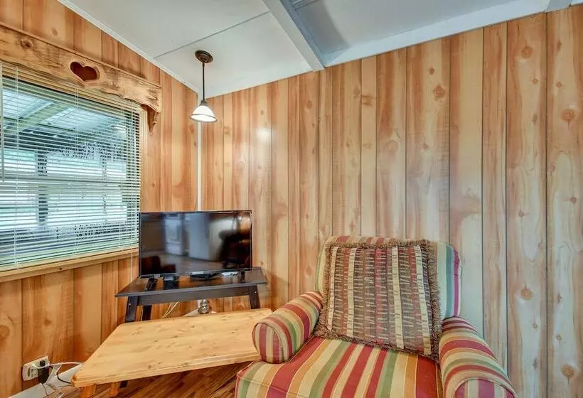 Eufaula Retreat: Community Pool & Screened Porch!