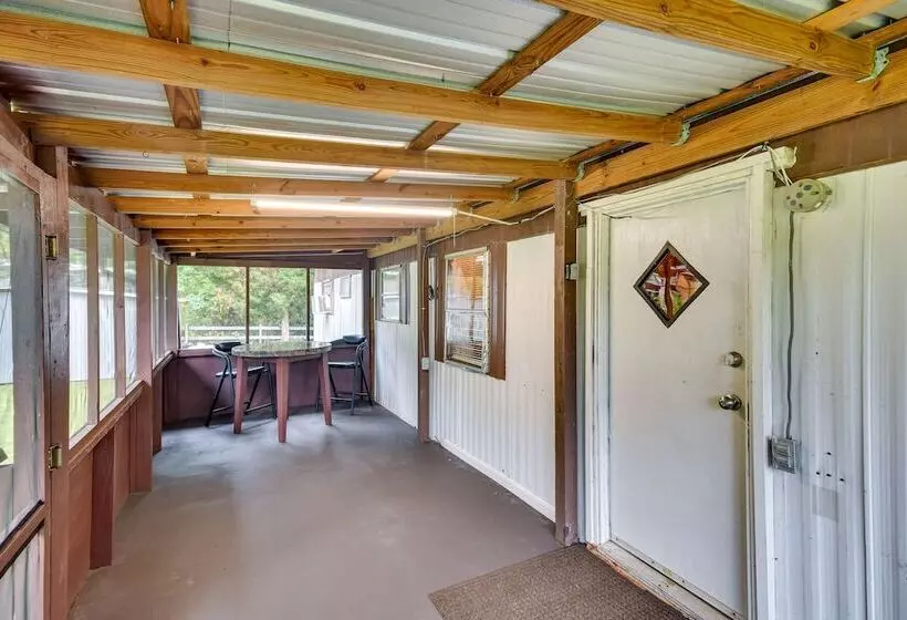 Eufaula Retreat: Community Pool & Screened Porch!