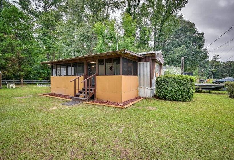 Eufaula Retreat: Community Pool & Screened Porch!