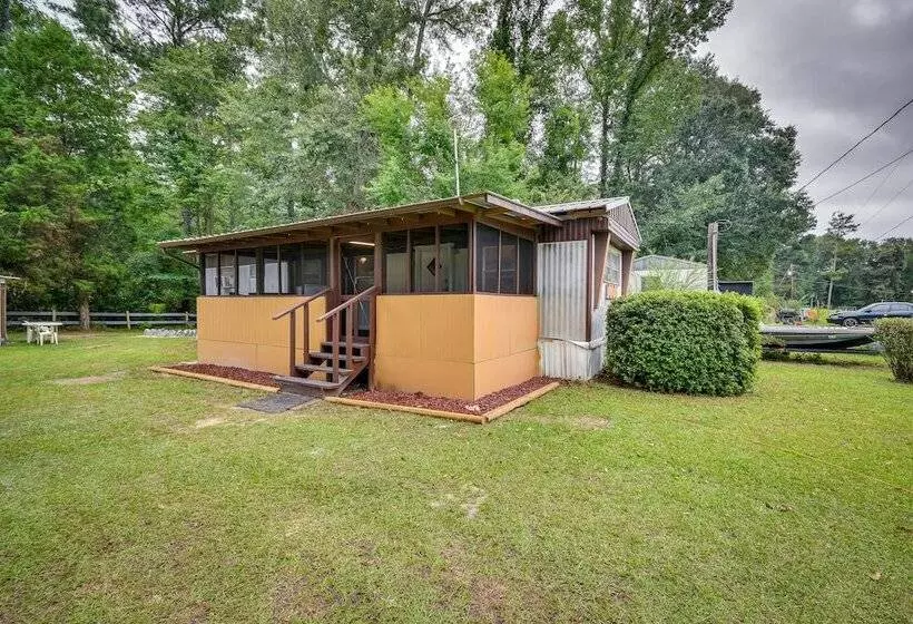 Eufaula Retreat: Community Pool & Screened Porch!