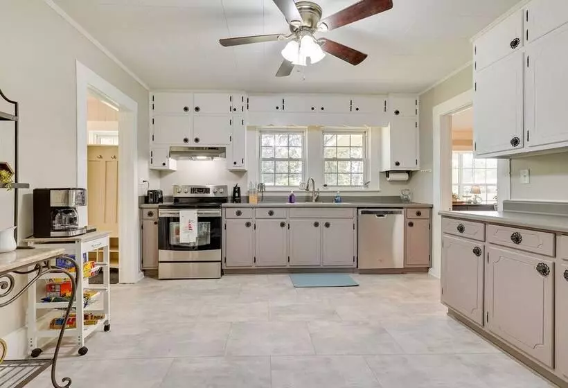 Historic Arab Home: 12 Mi To Guntersville Lake!