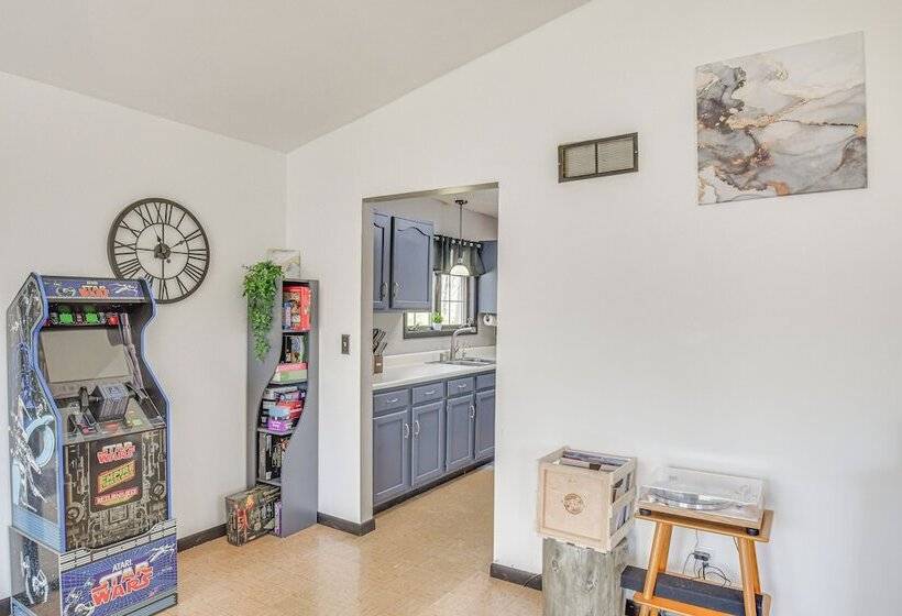 Illinois Cabin W/ Wraparound Deck & Fireplaces