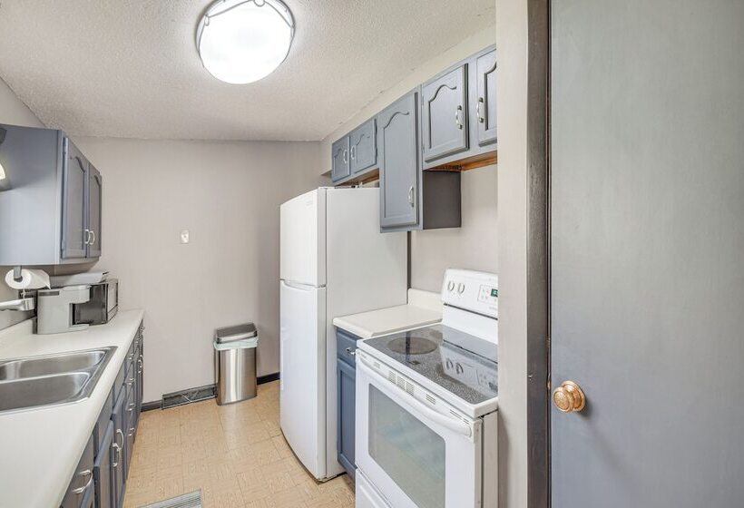 Illinois Cabin W/ Wraparound Deck & Fireplaces