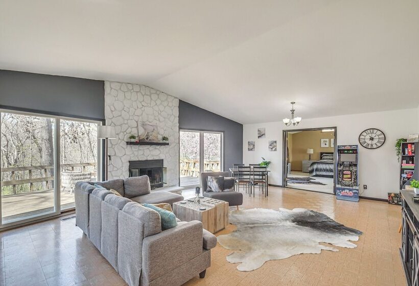 Illinois Cabin W/ Wraparound Deck & Fireplaces