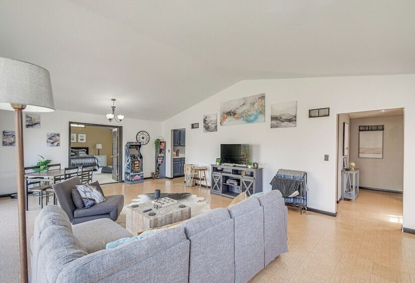 Illinois Cabin W/ Wraparound Deck & Fireplaces