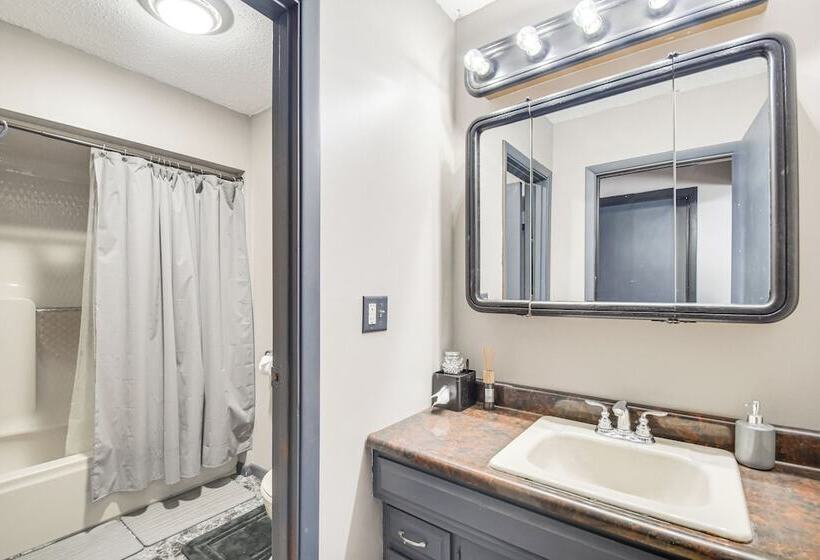 Illinois Cabin W/ Wraparound Deck & Fireplaces