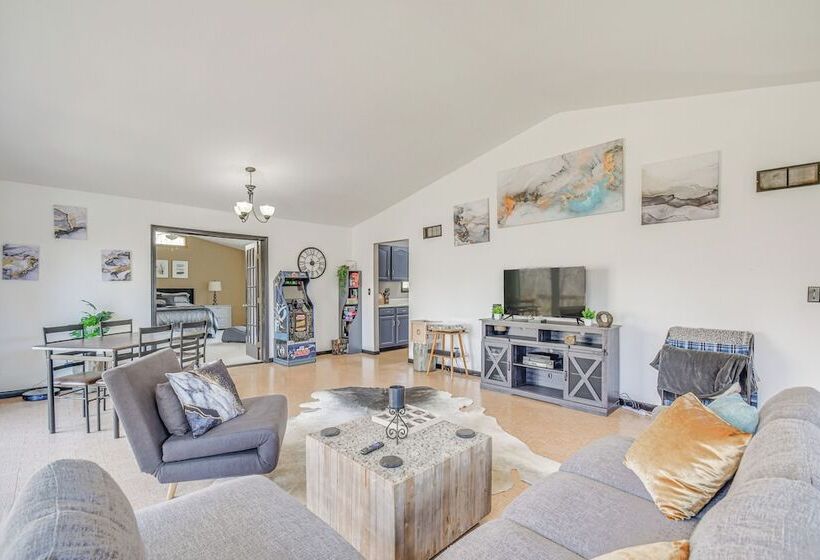 Illinois Cabin W/ Wraparound Deck & Fireplaces