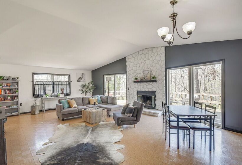 Illinois Cabin W/ Wraparound Deck & Fireplaces