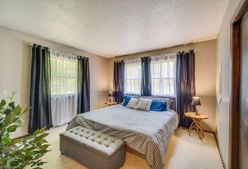 Illinois Cabin W/ Wraparound Deck & Fireplaces