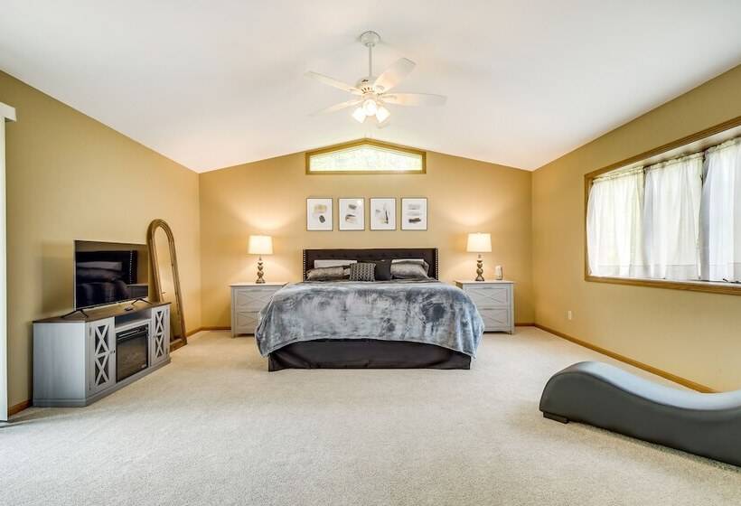 Illinois Cabin W/ Wraparound Deck & Fireplaces