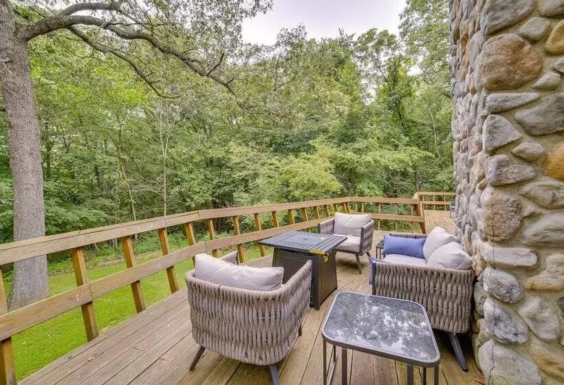 Illinois Cabin W/ Wraparound Deck & Fireplaces