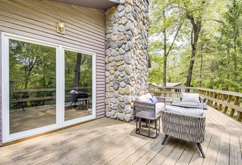 Illinois Cabin W/ Wraparound Deck & Fireplaces