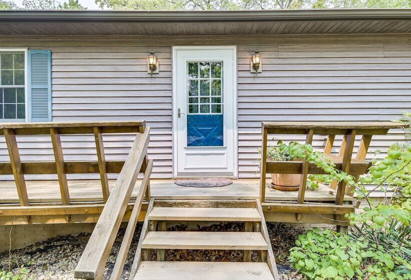Illinois Cabin W/ Wraparound Deck & Fireplaces
