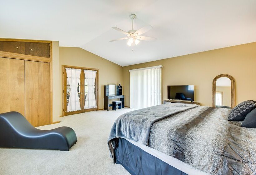 Illinois Cabin W/ Wraparound Deck & Fireplaces