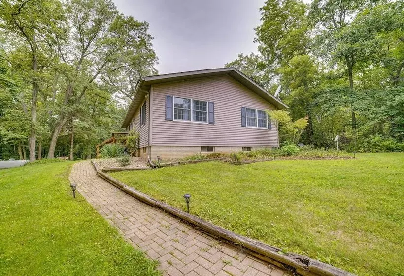 Illinois Cabin W/ Wraparound Deck & Fireplaces