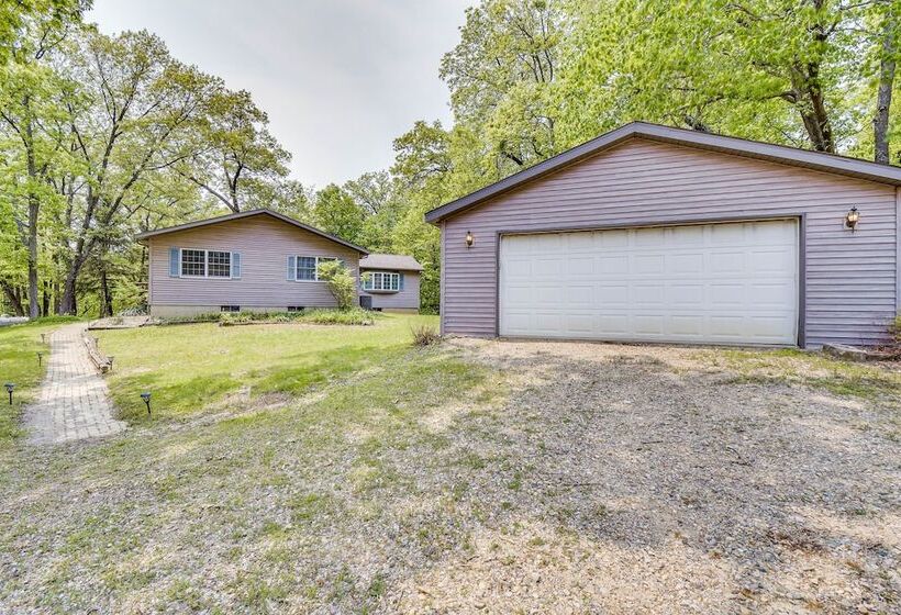 Illinois Cabin W/ Wraparound Deck & Fireplaces