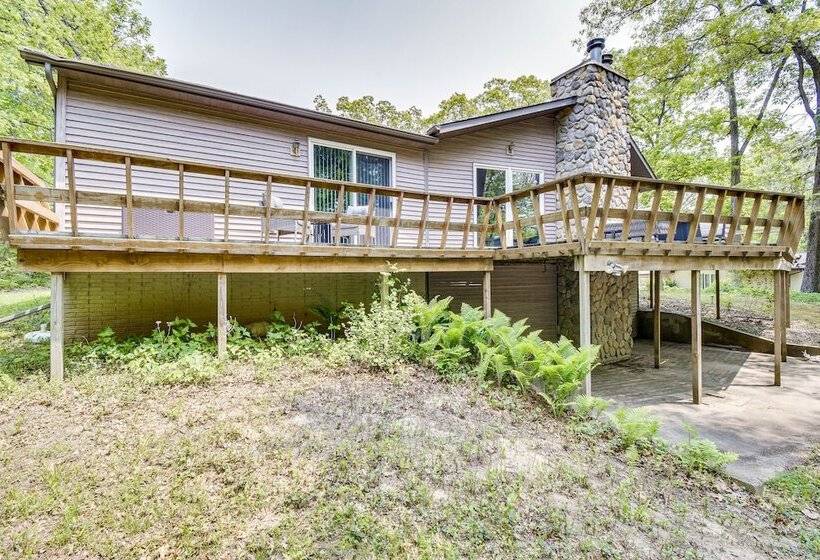 Illinois Cabin W/ Wraparound Deck & Fireplaces