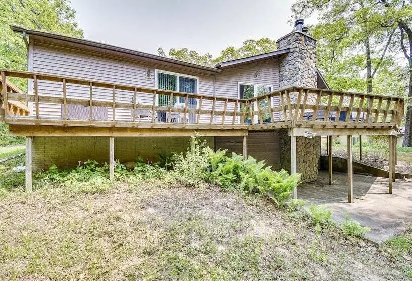 Illinois Cabin W/ Wraparound Deck & Fireplaces