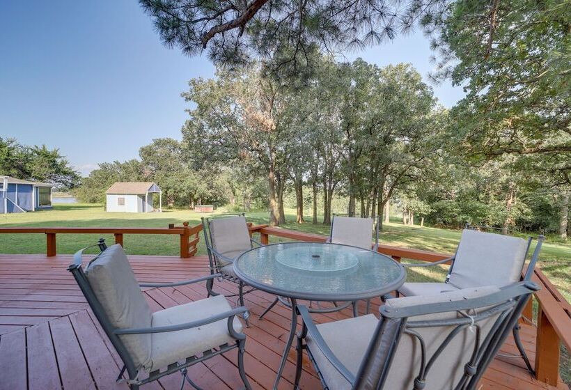 Lakefront Keystone Lake Gem: Kayaks, Deck & Grill