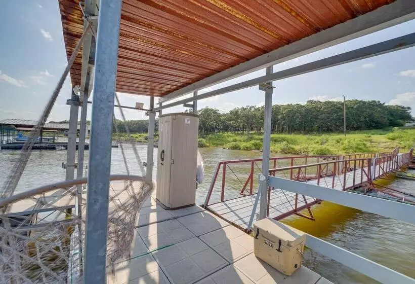 Lakefront Keystone Lake Gem: Kayaks, Deck & Grill