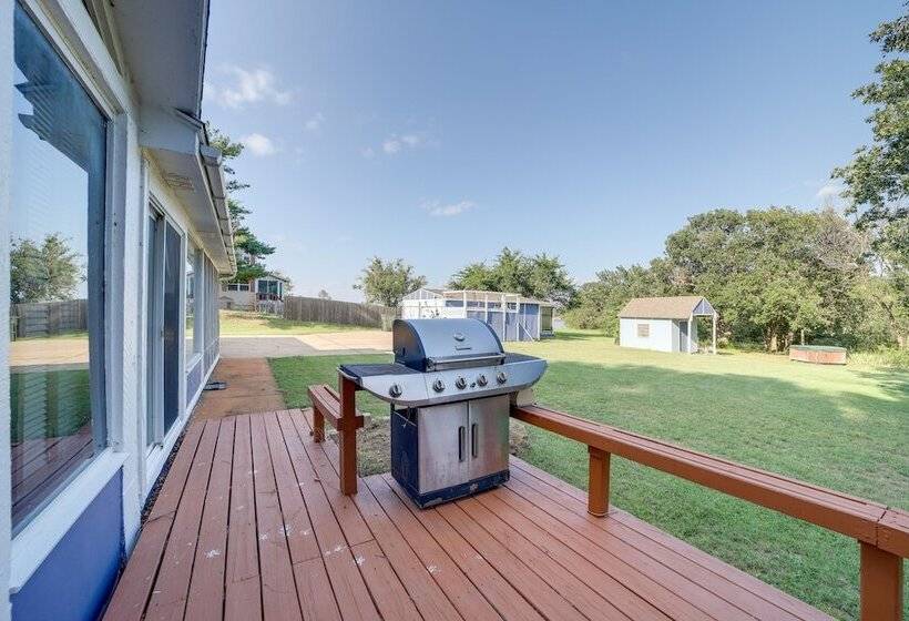Lakefront Keystone Lake Gem: Kayaks, Deck & Grill