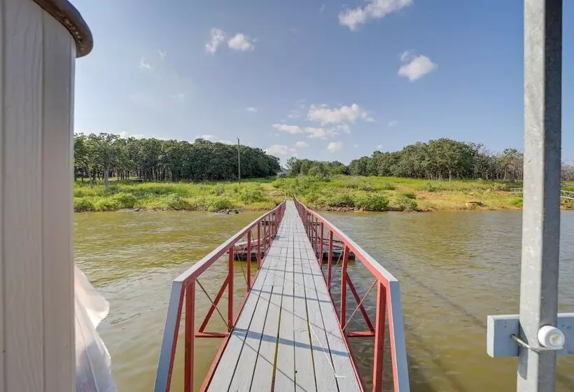 Lakefront Keystone Lake Gem: Kayaks, Deck & Grill