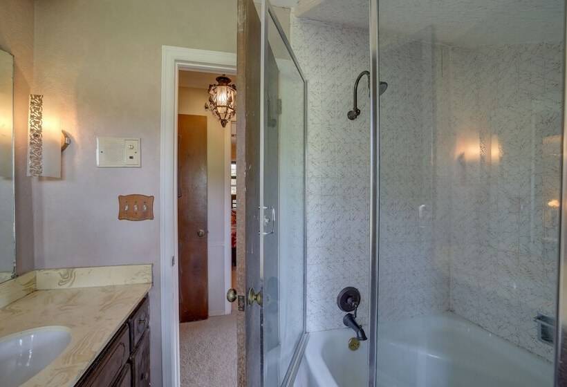 Lakefront Keystone Lake Gem: Kayaks, Deck & Grill