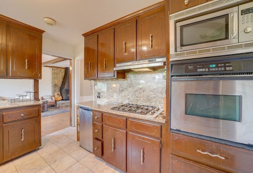 Lakefront Keystone Lake Gem: Kayaks, Deck & Grill