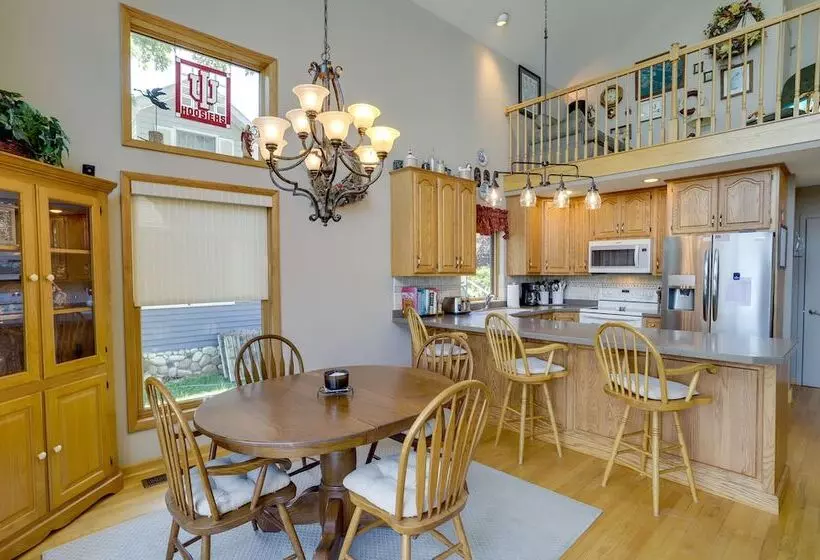 Lakefront Vandalia Home W/ Boat Dock & Gas Grill!