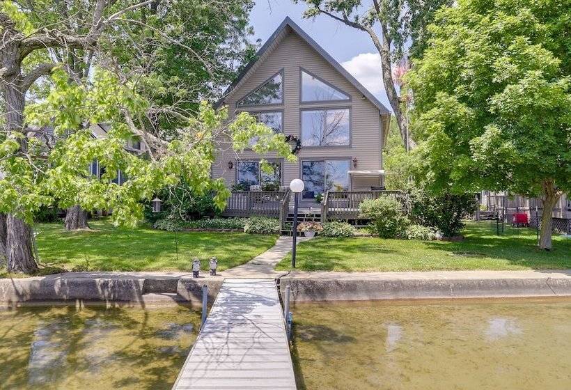 Lakefront Vandalia Home W/ Boat Dock & Gas Grill!