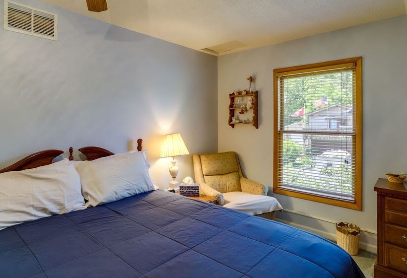 Lakefront Vandalia Home W/ Boat Dock & Gas Grill!