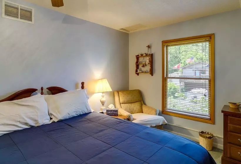 Lakefront Vandalia Home W/ Boat Dock & Gas Grill!