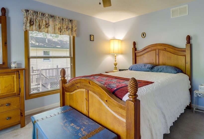 Lakefront Vandalia Home W/ Boat Dock & Gas Grill!