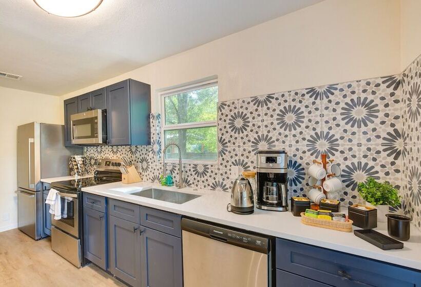 Hot Tub & Lake Access: Malakoff Retreat!